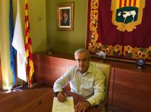 L'alcalde de les Borges, Enric Mir, signant el Decret d'alcaldia en suport del Referèndum.