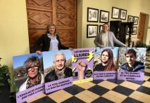 L'alcaldessa de les Borges i la regidora d'Igualtat i Feminisme amb els plafons de la campanya per aquest 25N