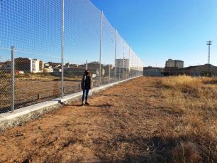 La construcció del mur, la tanca i l’escomesa de sanejament del futur camp de futbol 7 de les Borges, amb gespa artificial, avança a bon ritme