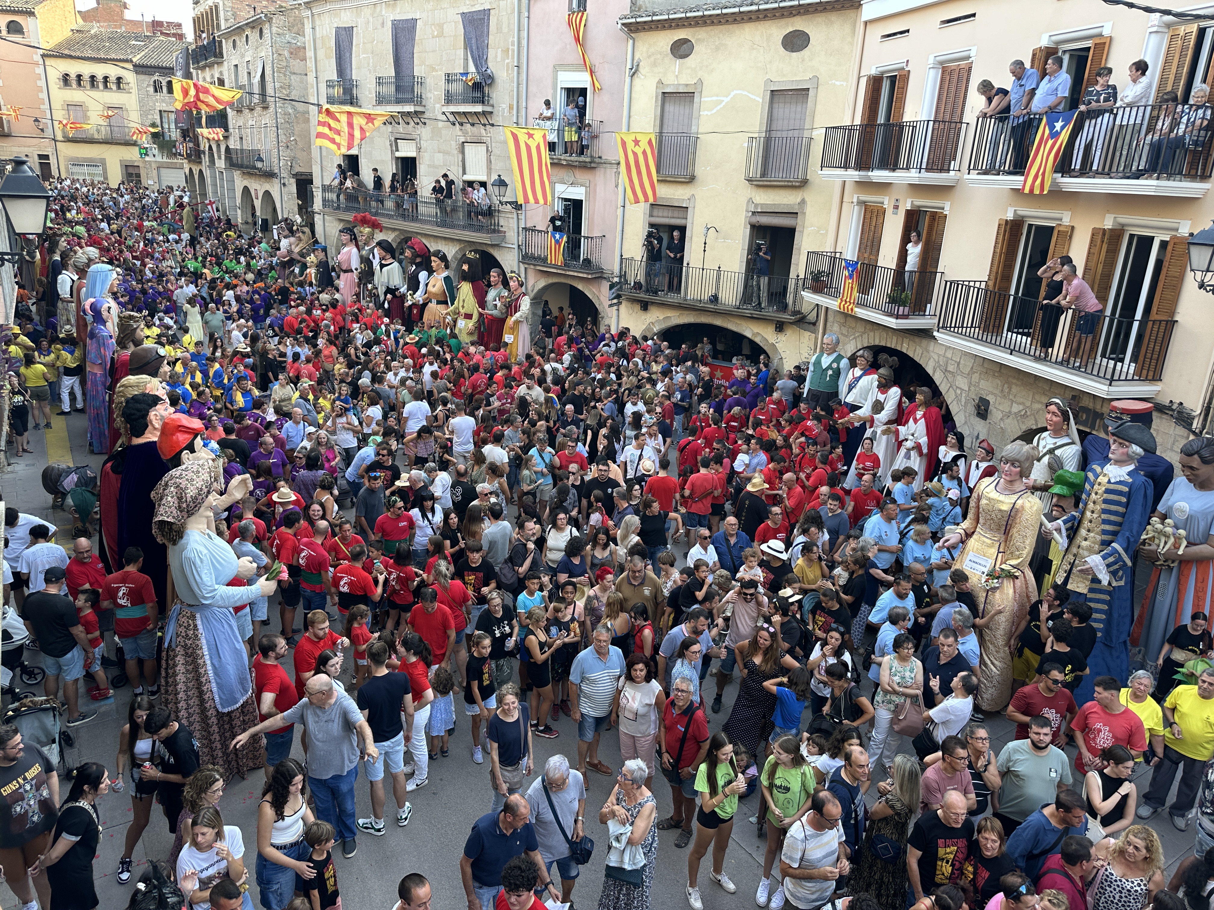 60 colles geganteres d'arreu de Catalunya omplen la Plaça 1 d'Octubre de les Borges Blanques