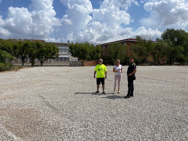 L'alcaldessa, el regidor d'Urbanisme i el cap de la Policia, a la nova ubicació prevista per les firetes, a 150 metres de l'original